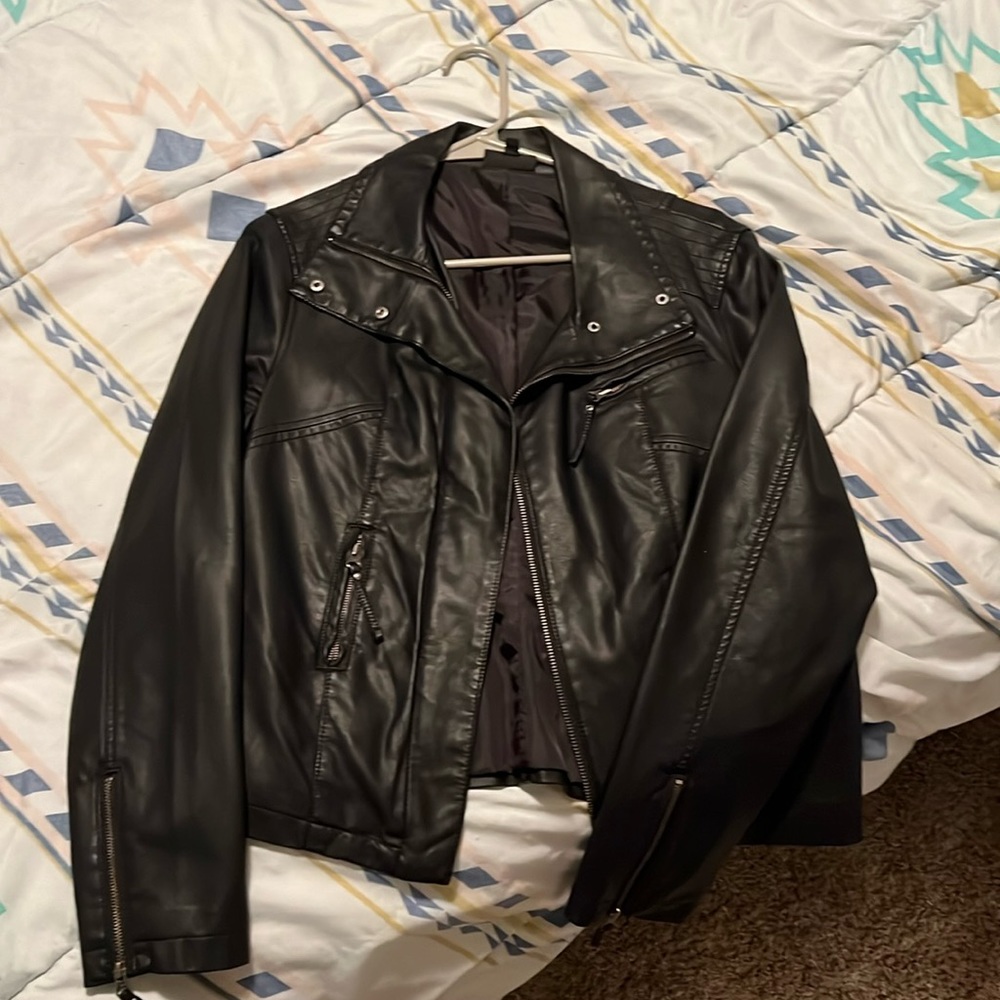 Women’s size medium, brand is APT 9. Color is black.